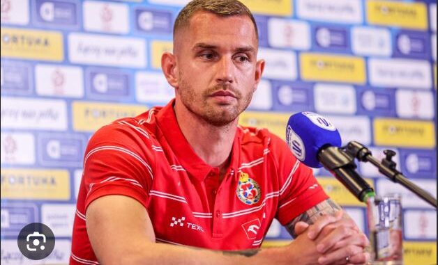 💙🧡✅ „MOJA MIŁOŚĆ I LOJALNOŚĆ NALEŻY DO BIAŁEJ GWIAZDY”: Kapitan Wisły Kraków i doświadczony środkowy obrońca, Alan Uryga, odmówił oferty w wysokości 65 milionów euro od saudyjskiego klubu Al-Nassr, pokazując tym samym swoją ogromną lojalność i oddanie dla drużyny...