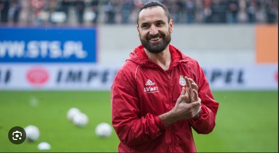 ✅ OFICJALNIE POTWIERDZONE!: Słynny 45-letni polski obrońca Marcin Wasilewski obejmuje nową rolę trenerską w Wiśle Kraków po odejściu...