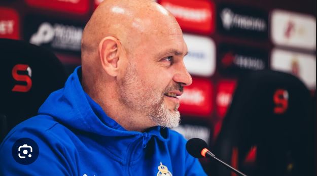 ✅⚽ OFICJALNIE: Trener Wisły Kraków, Mariusz Jop, złożył wielką obietnicę polskiemu utalentowanemu najmłodszemu napastnikowi po jego decyzji o powrocie do ligi krajowej i grze dla Białej Gwiazdy, mimo odrzucenia gigantycznych ofert z zagranicy…